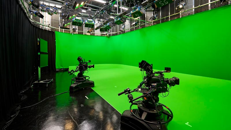 what-is-a-green-screen-studio-and-how-does-it-work-md